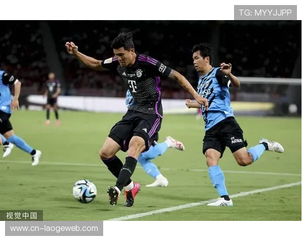 金玟哉头球破门后与队友拥抱,拜仁防线贡献进攻 金玟哉头球破门后与队友拥抱,拜仁防线贡献进攻